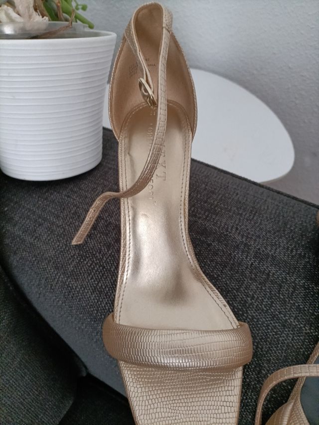 Sandalias doradas elegantes para boda