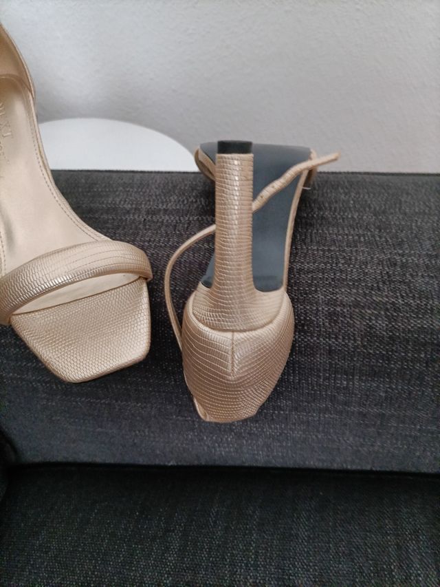 Sandalias doradas elegantes para boda
