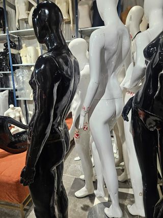 Maniquí de hombre color negro con tara.