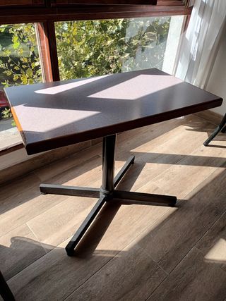 Mesa de comedor con base metálica