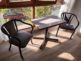 Mesa de comedor con base metálica