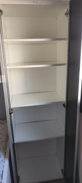 Mueble Besta con puertas de cristal incluidas.