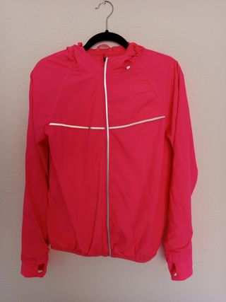 Chubasquero rosa con capucha