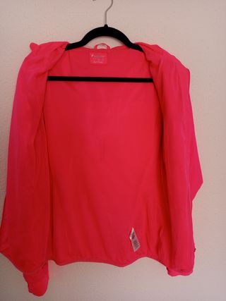 Chubasquero rosa con capucha