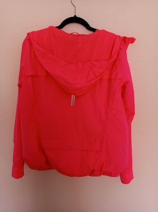 Chubasquero rosa con capucha