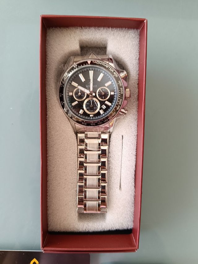 Reloj de pulsera plateado con cronógrafo