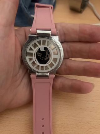 Reloj de pulsera rosa y plateado