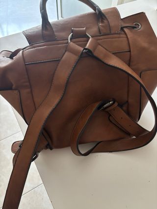 Mochila de cuero marrón con flecos