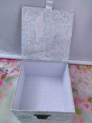 Lote de cajas decorativas y estantería