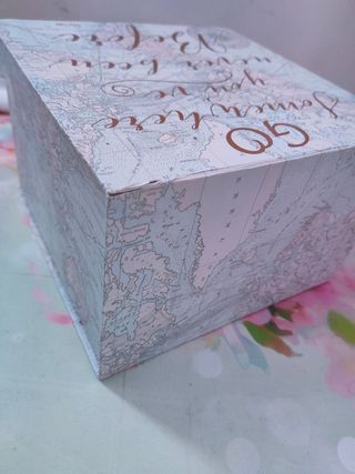 Lote de cajas decorativas y estantería