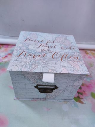 Lote de cajas decorativas y estantería