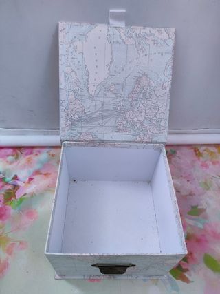 Lote de cajas decorativas y estantería