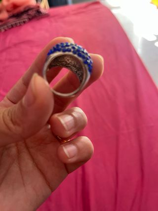 Anillo con piedras azules y rozas