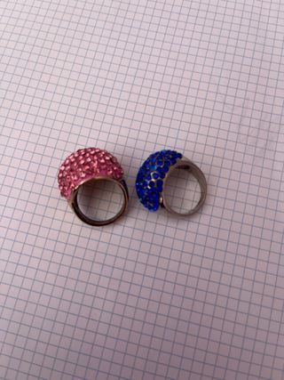 Anillo con piedras azules y rozas