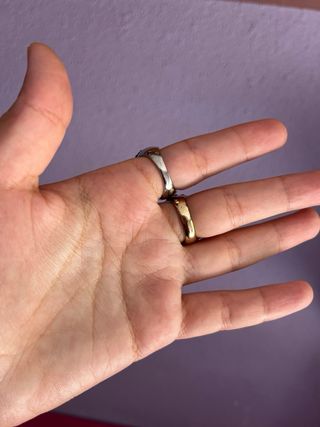 Anillo con piedras azules y rozas