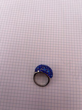 Anillo con piedras azules y rozas