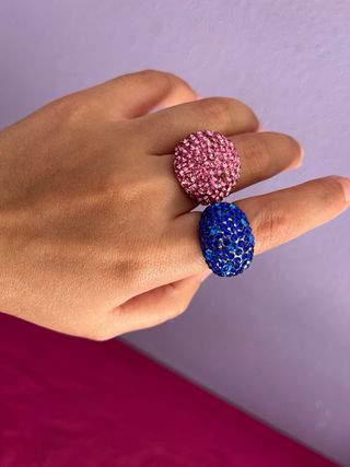 Anillo con piedras azules y rozas