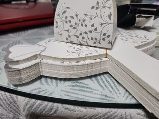 Cajitas de boda con diseño floral y pajarita 