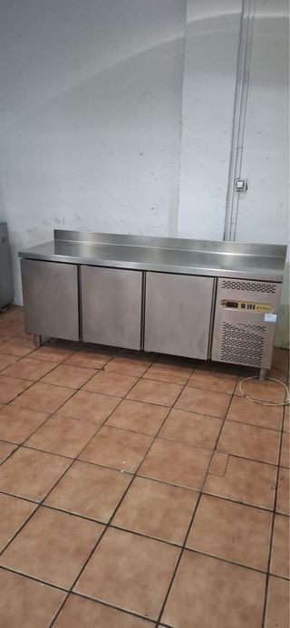 Bajo mostrador de 3 puertas EDESA