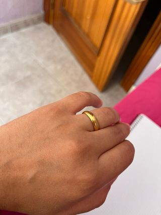 anillo dorado alegante