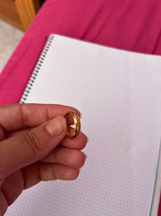 anillo dorado alegante