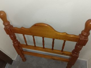 Lote: cabecero de cama, mesita de noche y cómoda