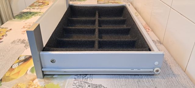 Cajon Ikea Besta con organizador interior