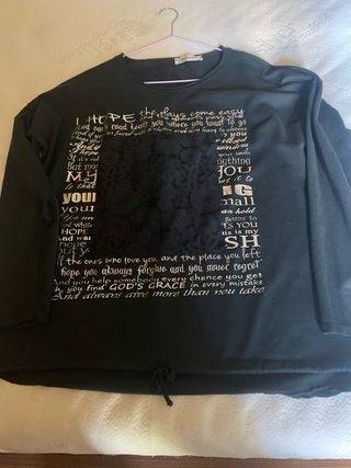 Maglia nera con stampa e pizzo