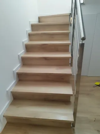 Carpintero montador de  suelos tarima y puertas