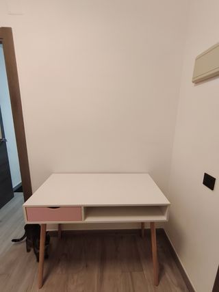 Mueble recibidor blanco y rosa