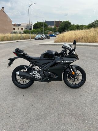 Yamaha R125 2025 Negra - 1.500 km