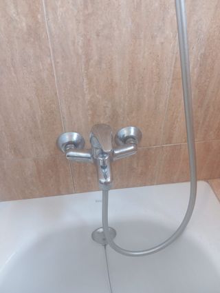 Grifo de ducha plateado y beige
