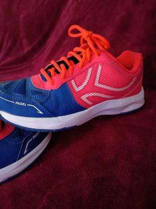 Zapatillas de pádel color azul y naranjas.