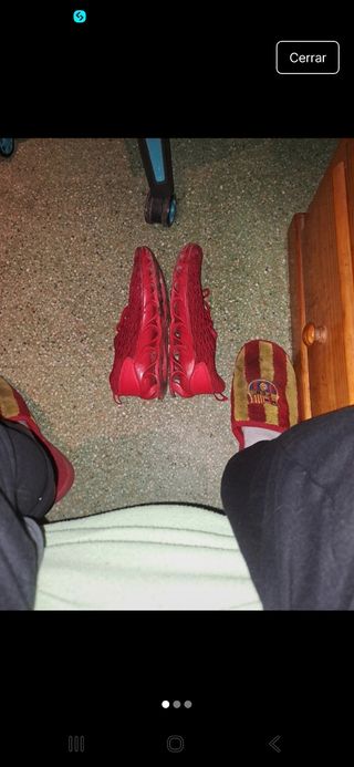 Zapatillas rojas y multicolor vale 150 euros