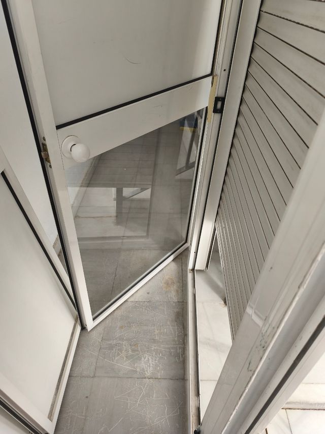 Puerta aluminio terraza con persiana