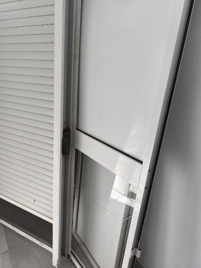 Puerta aluminio terraza con persiana
