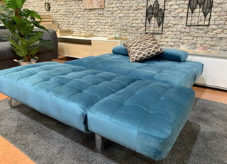 SOFÁ CAMA AZUL TERCIOPELO: EN OFERTA.