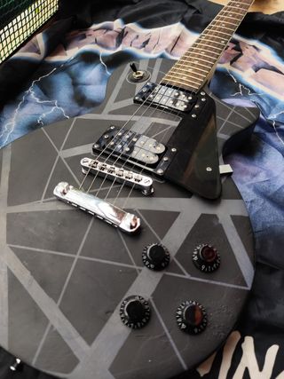 Guitarra Eléctrica Negra Diseño Rayos