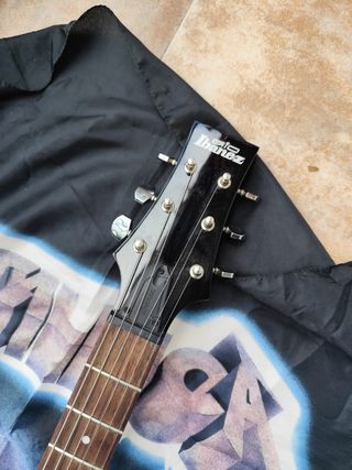 Guitarra Eléctrica Negra Diseño Rayos