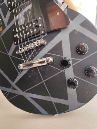 Guitarra Eléctrica Negra Diseño Rayos