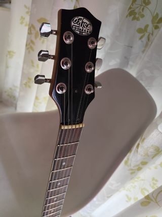 Guitarra Eléctrica Negra Diseño Rayos