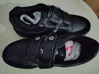 Zapatillas deportivas negras con velcro