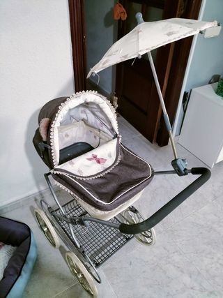Juguete carrito de bebé con capota y sombrilla
