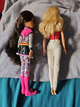 Muñecas Barbie y Bratz