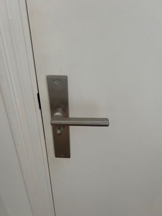2 Puertas blancas   de madera de buena calidad 
