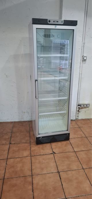 Nevera expositora de bebidas