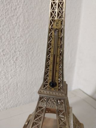 Torre Eiffel con termometro