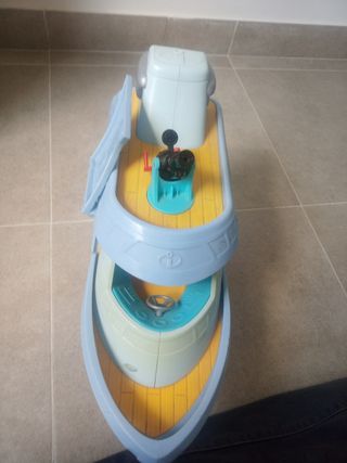 Barco de juguete azul y blanco