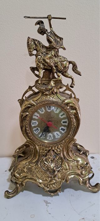 Reloj de sobremesa antiguo con figura ecuestre