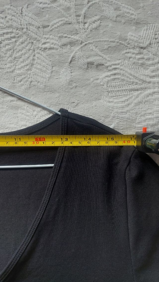 Camiseta básica negra cuello pico